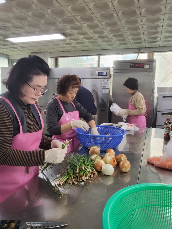 연수구 청학동 통장자율회는 지난 7일 세화복지관과 함께 반찬나눔 행사를 진행했다